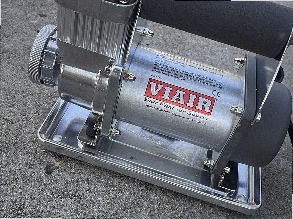 VIAIR 300P Portable Air Compressor 12V – Excellent – Complete w/ Bag & Box